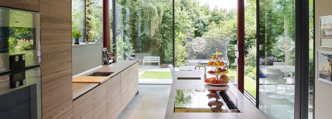Moderner Erweiterungsbau an klassischem Wohnhaus der 20er Jahre